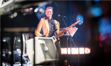 Während die Sänger und Sängerinnen auf der Bühne ordentlich Gas gaben, wurden sie von der Band "Larry and the Handjive" unterstützt.