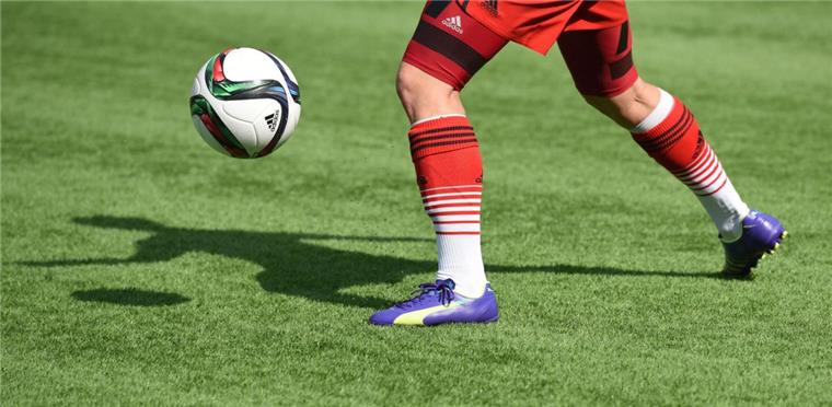 Fußballverband warnt vor Diebstählen aus Umkleidekabinen Während die Spieler auf dem Fußballplatz stehen, machen sich Diebe in der Umkleidekabine zu schaffen.