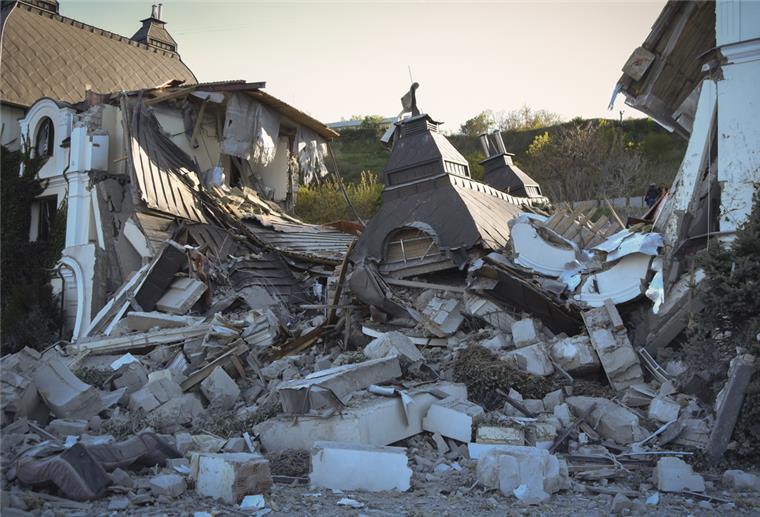 Russland feiert und die Ukraine bangt weiter Trümmer eines Hotels in der Ukraine.