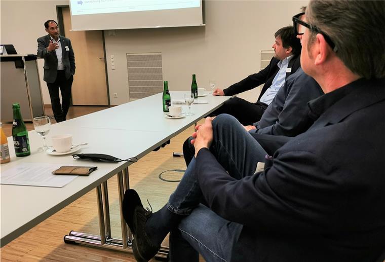 Während einer Infoveranstaltung im TZN erläuterte Hochschulpräsident Dennis De (links) wie der neue Masterstudiengang aufgebaut sein wird.