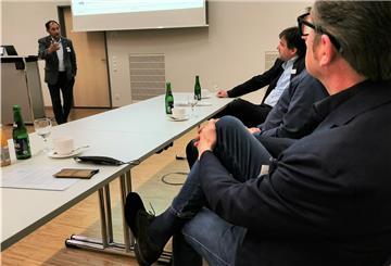 Während einer Infoveranstaltung im TZN erläuterte Hochschulpräsident Dennis De (links) wie der neue Masterstudiengang aufgebaut sein wird.