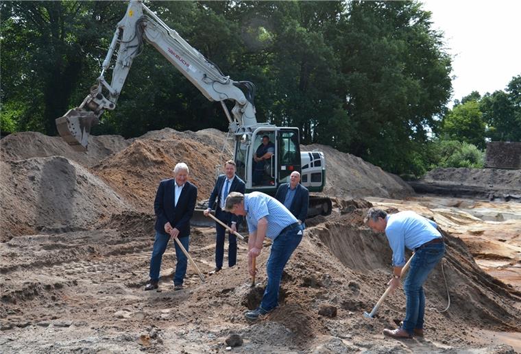 Während Heeslingens Bürgermeister Gerhard Holsten (links), Gemeindedirektor Henning Fricke (Zweiter von links) sowie die Ratsherren Frank Braasch (Zweiter von rechts) und Hans-Dieter Martens (rechts) es dabei belassen, den symbolischen ersten Spatenstich zu vollführen, legt Hermann Albers Eifer an den Tag. Der Vorsitzende des Bauausschusses der Gemeinde gräbt ein Loch, dass er auf Geheiß von Holsten später wieder verfüllt.