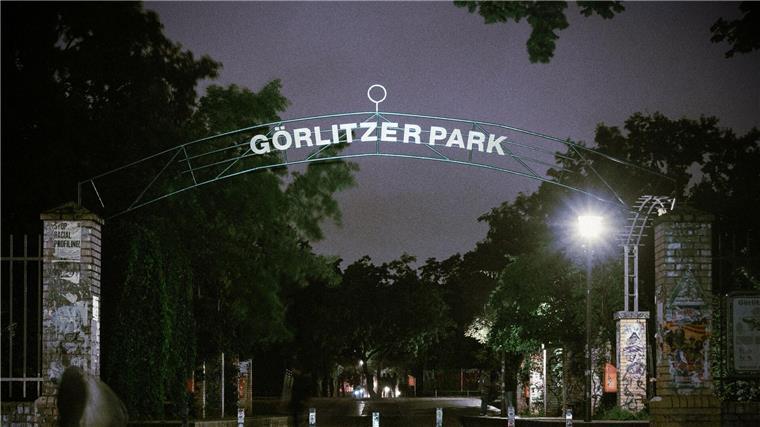 „Görlitzer Park“: Ernstere Töne auf neuem K.I.Z-Album Während ihr vergangenes Album „Rap über Hass“ (2021) mit verstörenden und brachialen Texten wieder mehr an die Anfänge der Gruppe erinnerte, mutet „Görlitzer Park“ jetzt düsterer und ernüchterter an - mal mit melancholischen und mal auch mit tanzbaren elektronischen Beats.