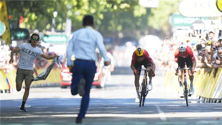 „Respekt“: Pogacar stürzt und bedankt sich bei Konkurrenten Während Jonas Abrahamsen und Mauro Schmid (r) in Toulouse um den Sieg sprinten, läuft ein Flitzer (l) auf die Zielgerade.