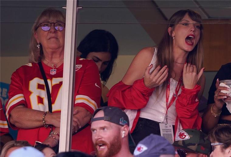 Vom Armband zur Lovestory - Ein Jahr Swift und Kelce Während Kelce zu Konzerten kommt, verfolgt Swift NFL-Spiele im Stadion. (Archivfoto)