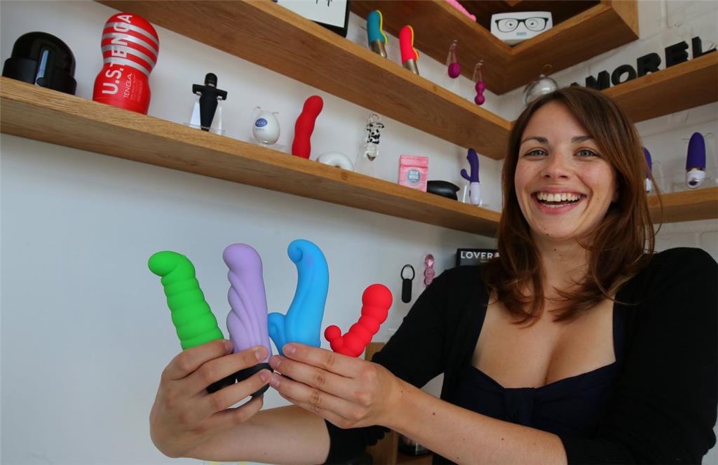 Während sich die Pornoindustrie überwiegend an den Vorlieben des Mannes orientiert, spricht Amorelie gezielt Frauen und Paare an. Rund vier Jahre, nachdem das Unternehmen von Cramer und ihrem Geschäftspartner Sebastian Pollok gegründet wurde, liegen die Umsätze im zweistelligen Millionenbereich.