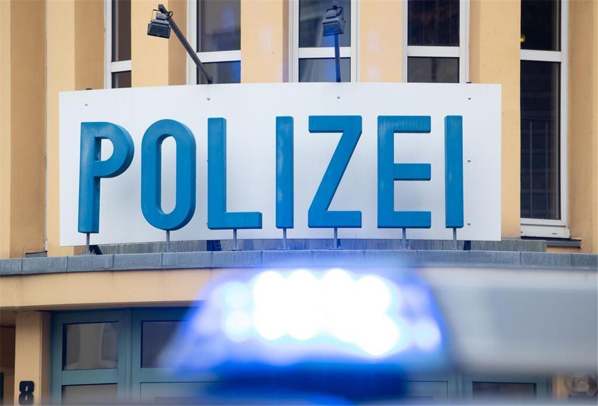 Bremerhaven: 79-Jährige entdeckt Einbrecher in ihrer Wohnung Ein Einsatzwagen der Polizei steht vor einer Dienststelle.