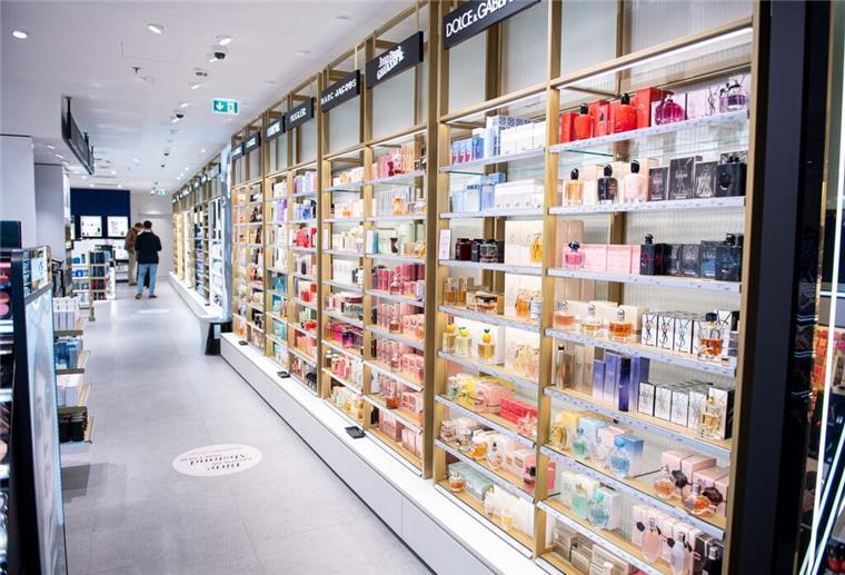 80 neue Filialen! Riesige Parfümerie-Kette expandiert Parfums stehen in einer Douglas-Filiale am Hamburger Jungfernstieg in Regalen.