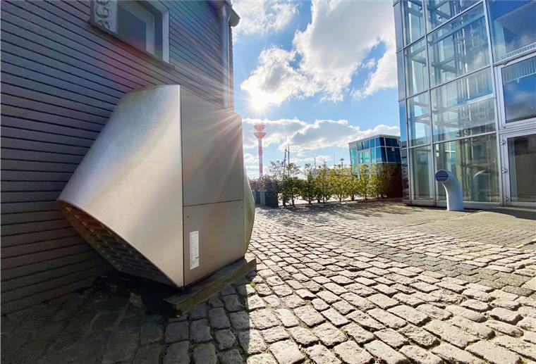 Bremerhaven: Wärmepumpen stehen beim Bauforum im Mittelpunkt Wärmepumpen (links) kommen auch heute bereits beim Heizen von Gebäuden zum Einsatz. Um neueste Entwicklungen geht es beim 14. Bremerhavener Bauforum aus der Reihe „Klimastadt: bauen!“.