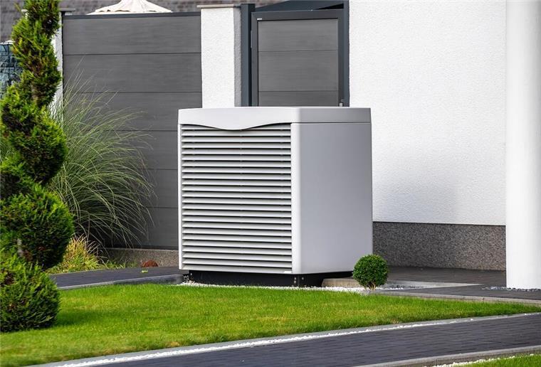 Sonne, Erdwärme, Biomasse:
Die passende erneuerbare Energiequelle für das Eigenheim finden Wärmepumpen