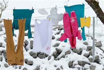 Wäsche hängt an einem frostigen Tag auf der Leine
