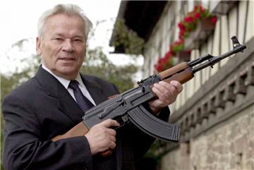 Waffen-Konstrukteur Michail T. Kalaschnikow steht auf diesem Archivbild mit einem Kalaschnikow-Sturmgewehr in der Hand vor dem Suhler Waffenmuseum. 