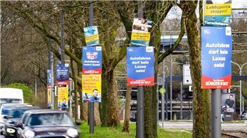 Wahlplakate der Bürger in Wut und anderer Parteien hängen in Bremen am Straßenrand.