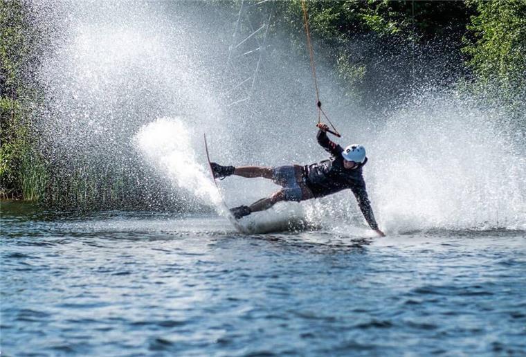 Cable Mekka Day: Wasserski und Karibikfeeling am Spadener See Ein Wakeboarder beim Kurven Spray
