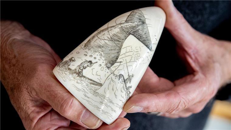 Walfangmotive sind typisch für Scrimshaws.