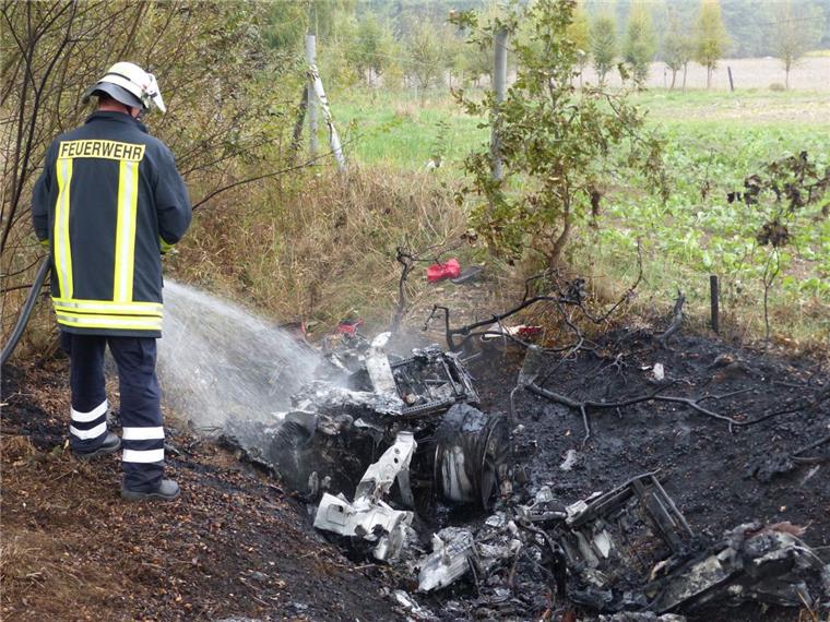 Walsrode: Ein Feuerwehrmann löscht die Überreste des ausgebrannten Ferraris. 

 