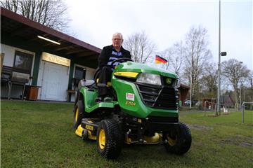 Walter Rönner, Vorsitzender des SV Wittstedt, mäht regelmäßig den Sportplatz. Den neuen Rasenmäher hat er im Namen der Gemeinde bestellt. Jetzt ist bei ihm die erste Mahnung ins Haus geflattert: Warum er das Gefährt aus eigener Tasche bezahlen soll, kann er nicht nachvollziehen.