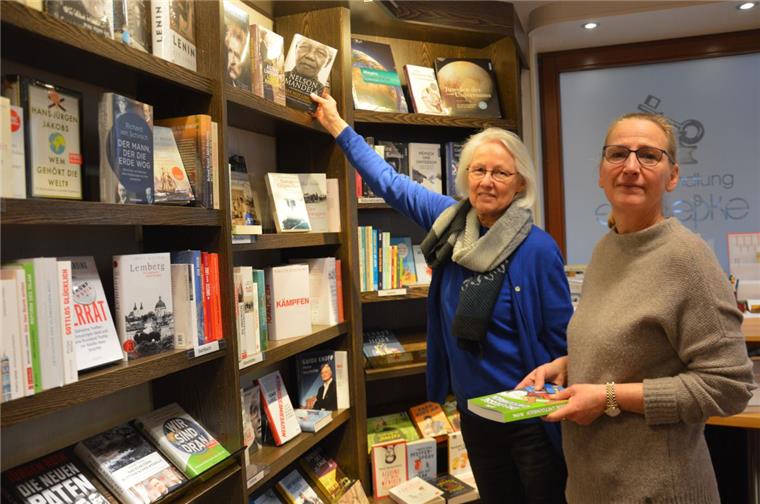 Buchhandlung in Bad Bederkesa: Die Tage sind gezählt Waltraud Schließke (links) greift gern ins Regal, um die Kunden zu beraten. Voraussichtlich Mitte Mai wird sich die 74-Jährige aus dem Geschäftsleben zurückziehen, ihre Tochter Carola Möller (rechts) geht zurück in die Schweiz. Jetzt wird ein Nachfolger dringend gesucht.
