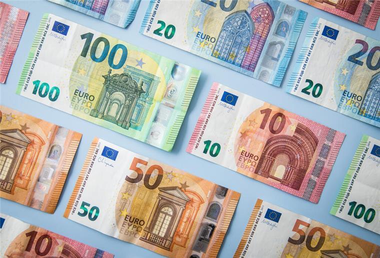 So bekommst du deinen Bonus: Wann Arbeitgeber zahlen müssen Dürfen Arbeitgeber Bonuszahlungen einfach streichen? Diese Frage ist im Arbeitsrecht geklärt.