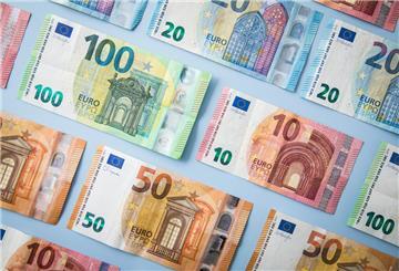 Dürfen Arbeitgeber Bonuszahlungen einfach streichen? Diese Frage ist im Arbeitsrecht geklärt.