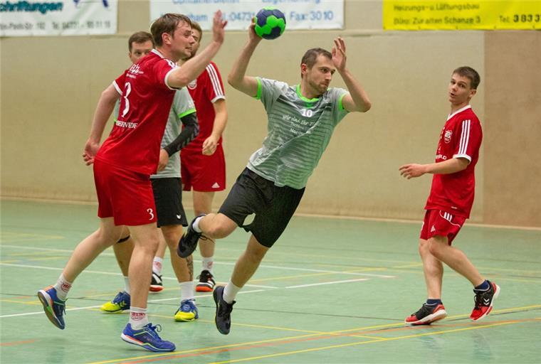 Handballmannschaften auf Regionsebene fangen erst später an Wann die Regionsligamannschaft der HSG Unterweser mit Viktor Schwarz (am Ball) beginnen wird, steht noch nicht fest.
