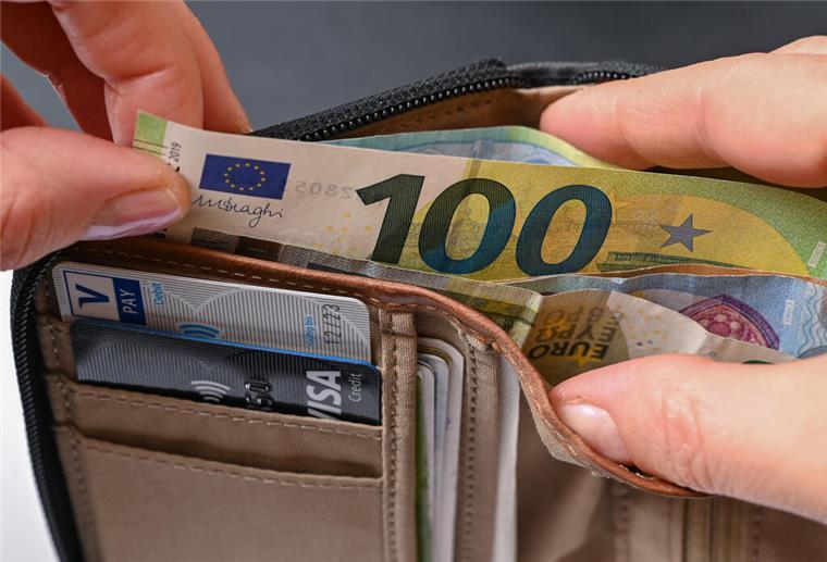 Beste Zeit zum Einkaufen: Bares Geld im Supermarkt sparen ILLUSTRATION: Viele Eurobanknoten stecken in einer Geldbörse (gestellte Aufnahme). Zu dpa: (Schlechte Stimmung in der Wirtschaft - Inflation steigt rasant an) +++ dpa-Bildfunk +++