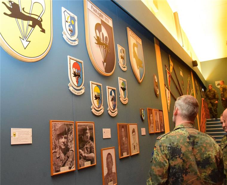 Seedorf: Bundeswehr weiht Traditions-Saal in der Kaserne ein Wappen, Wimpel, wichtige Persönlichkeiten: Exponate der oldenburgischen Luftlandebrigade 31 sind jetzt im ehemaligen Kinosaal in der Fallschirmjäger-Kaserne ausgestellt. Bei der Eröffnung nutzten Soldaten die Gelegenheit zu einem Rundgang. Fotos: Hilken