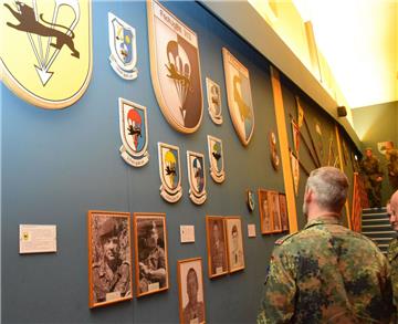 Wappen, Wimpel, wichtige Persönlichkeiten: Exponate der oldenburgischen Luftlandebrigade 31 sind jetzt im ehemaligen Kinosaal in der Fallschirmjäger-Kaserne ausgestellt. Bei der Eröffnung nutzten Soldaten die Gelegenheit zu einem Rundgang. Fotos: Hilken