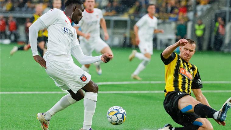 War einer der Heidenheimer Aktivposten im Playoff-Hinspiel: Neuzugang Sirlord Conteh (l.).