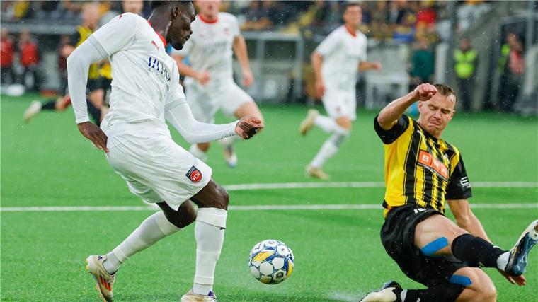 War einer der Heidenheimer Aktivposten im Playoff-Hinspiel: Neuzugang Sirlord Conteh (l.).