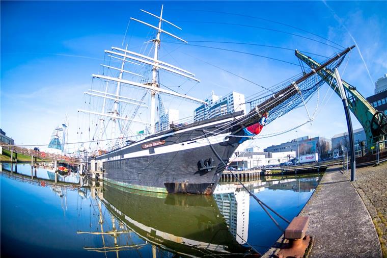 „Seute Deern“ kommt nicht einmal auf Senats-Tagesordnung Schlechte Karten: War es das für die "Seute Deern"? Die Planungsmittel für das Bremerhavener Schiff schafften es nicht einmal auf die Tagesordnung des Senats. Damit passiert vor der Wahl wohl gar nichts mehr.