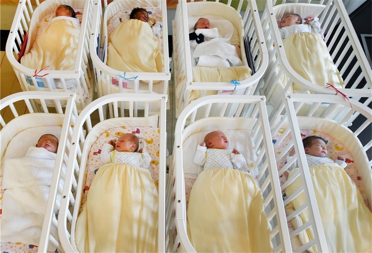 Forscher rätseln: warum werden Babys immer später im Jahr geboren? War früher der Frühling die geburtenstärkste Jahreszeit, ist es jetzt der Sommer. Woher die Verschiebung kommt, gibt Forschern Rätsel auf.