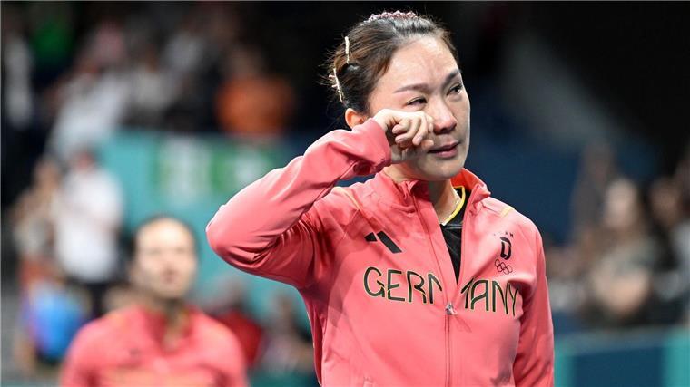 Tränen und Trost: Tischtennis-Frauen verlieren Bronze-Duell War nach dem verlorenen Bronze-Duell nur schwer zu trösten: Xiaona Shan