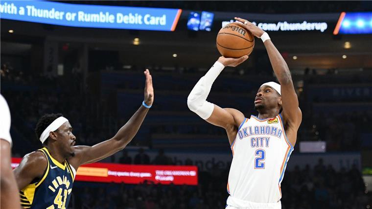 Kantersieg für Wagner und Orlando - Hartenstein verletzt War wieder der überragende Mann auf dem Parkett: Shai Gilgeous-Alexander (r.)