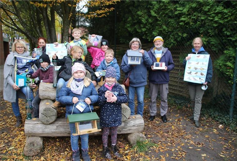 Waren bei der Übergabe dabei (von links): Christine Thaden-Decken (Grundschule Butjadingen), Melanie Rummel (Zinzendorfschule), Sabine und Heinz Friele sowie Heike Röben (alle vom Nabu) sowie einige Mädchen und Jungen der Grundschule.