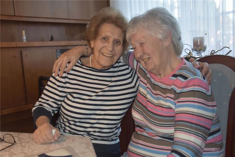 Waren ein unschlagbares Team: Hilde Müller (rechts) und Vera Buchin. Sie haben dafür gesorgt, dass die Damen der Seniorentanzgruppe Sittensen viel Freude hatten. Vor dreieinhalb Jahrzehnten hatte Müller die Gruppe ins Leben gerufen. Nun hat sie ihr Ende verkündet.  
