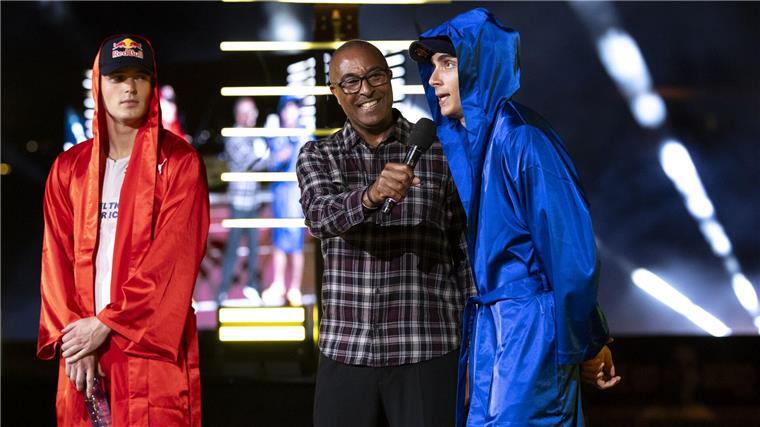 Show-Duell: Duplantis besiegt Hürden-Rekordler Warholm Warholm (l) und Duplantis (r) wurden wie Boxer präsentiert.