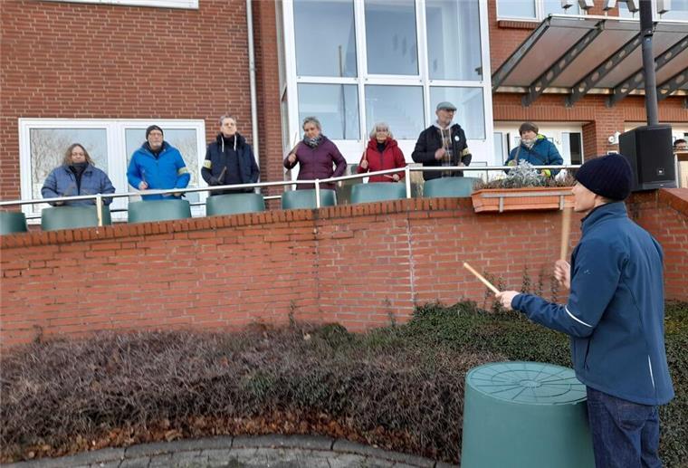 Demos gegen Rechtsextremismus zwischen Jade, Weser und Elbe: Die besten Bilder Warm-up zur Demo gegen Rechtsextremismus in Beverstedt: Organisator Pascal Gentner trommelt die Beverstedter zusammen.