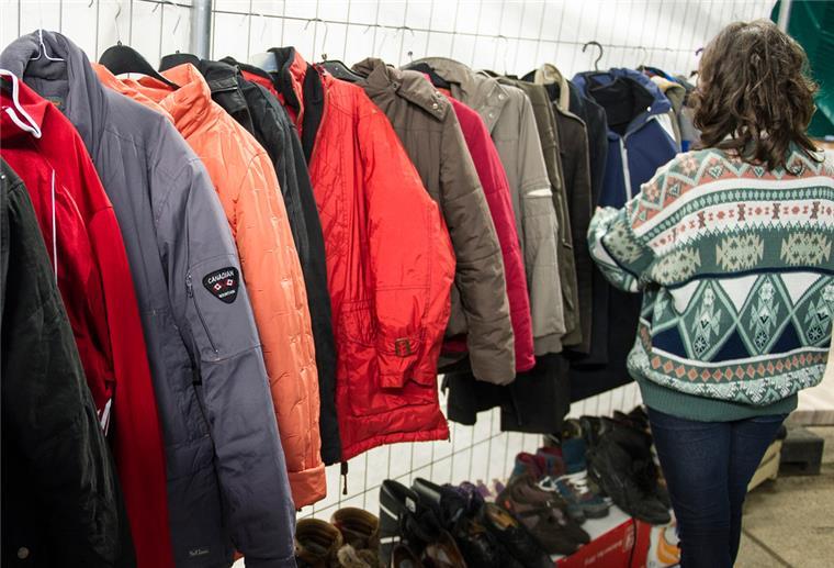 Kleiderkammer der Diakonie benötigt dringend Winterkleidung Winterjacken hängen in einer Kleiderkammer für bedürftige Menschen.