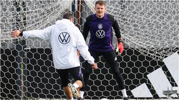 Warmschießen für das Länderspiel-Debüt: Torwart Alexander Nübel.