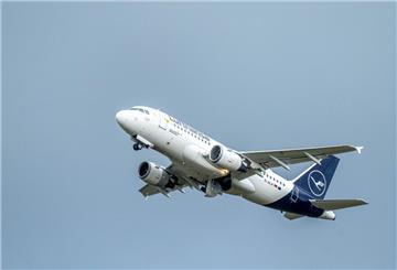 Ein Airbus Typ A319-100 startet vom Flughafen Bremen. (zu dpa: «Flugzeuge waren 2024 voller denn je»)