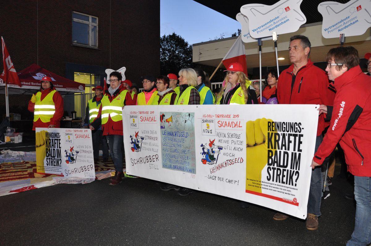 Warnstreik der Reinigungskräfte vorm Werktor von Premium Aerotec in Nordenham.
