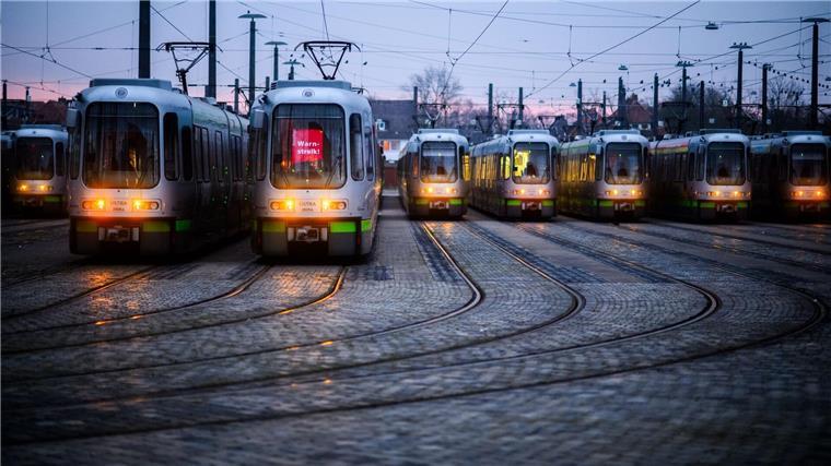 Verdi ruft zu Warnstreiks im öffentlichen Dienst auf Warnstreik im Nahverkehr: Am Freitag sollen viele Busse und Bahnen in den Depots bleiben. (Archivbild)