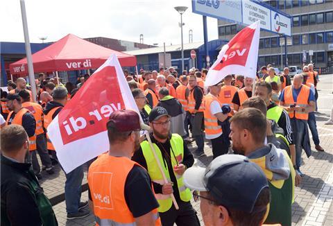 Warnstreik im Überseehafen. Erst um 18.30 Uhr soll wieder gearbeitet werden.