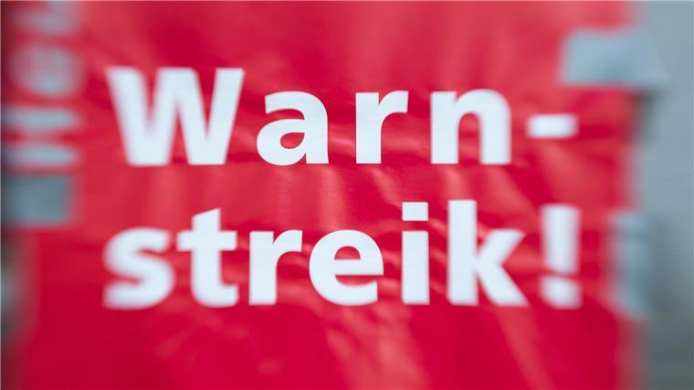 Neue Warnstreiks im Nahverkehr angekündigt „Warnstreik!“ steht auf einem Schild.