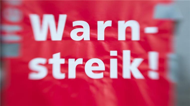 Warnstreik der Luftsicherheitskräfte beginnt in Hannover „Warnstreik!“ steht auf einem Schild.