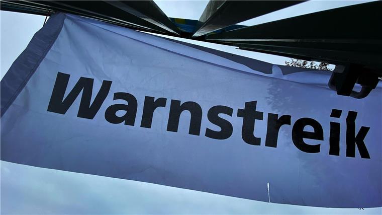 Warnstreiks mit Kundgebungen an der Asse und Schacht Konrad „Warnstreik“ steht auf einem Transparent.