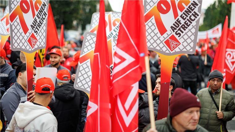 Metall-Tarif: Bayern und Küste sollen Lösung finden Warnstreiks beginnen: Metaller fordern 7 Prozent mehr Lohn. (Archivbild)