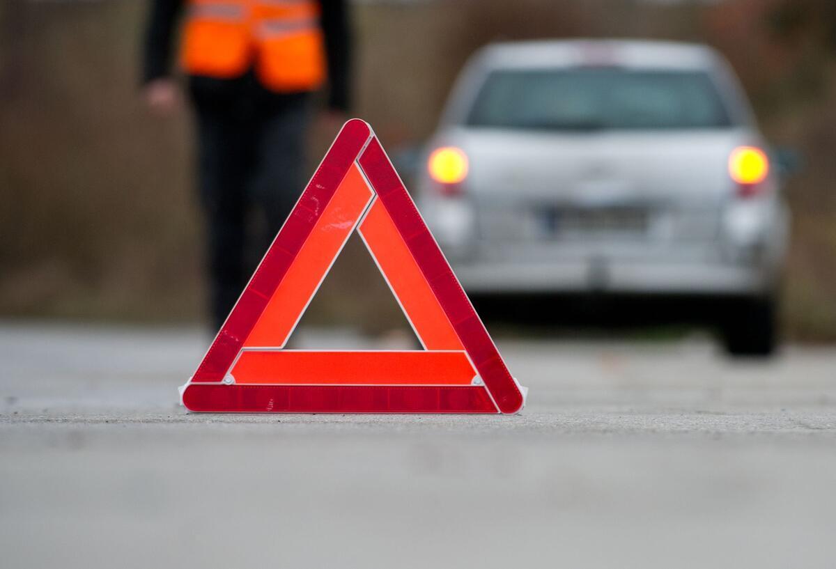 Diese Pflicht müssen alle Autofahrer kennen - Bußgelder drohen! Ein Warndreieck auf der Straße.