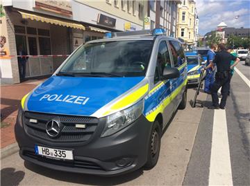 Warten auf das SEK: Die Polizei hat den Bereich in der Hafenstraße abgesperrt.